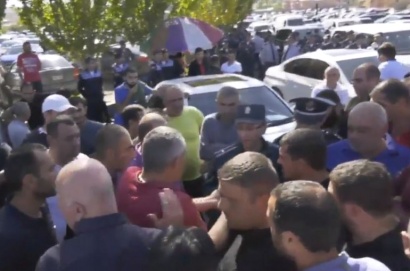Փափուկ բարձ են դնում մեր գլխի տակ, խնդիրը չեն լուծում. ավոտներկրողները բողոքի ակցիա են իրականացնում Նուբարաշենի ավտոշուկայի մոտ (լրացվող). Tert.am
