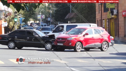 Երևանում բախվել են Mercedes–ն ու Hyundai-ը. վարորդները սպասում են, թե երբ կժամանեն ԱՊՊԱ ներկայացուցիչները. ՖՈՏՈՌԵՊՈՐՏԱԺ, ՏԵՍԱՆՅՈՒԹ