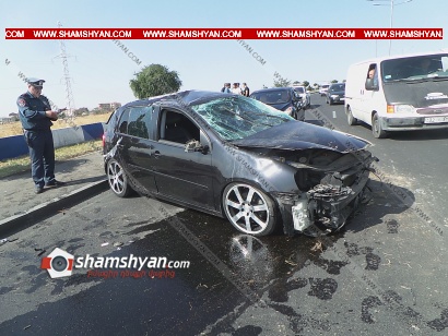 Ավտովթար Երևանում. Volkswagen Golf-ը բախվել է բազալտե եզրաքարին, այնուհետև տապալել բետոնե արգելապատնեշն ու մի պտույտ շրջվելով՝ հայտնվել ճանապարհի մեջտեղում. ՖՈՏՈՌԵՊՈՐՏԱԺ, ՏԵՍԱՆՅՈՒԹ