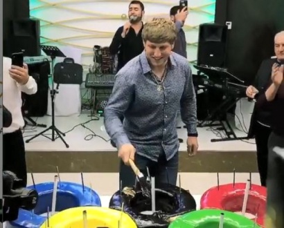 Արթուր Ալեքսանյանը ծննդյան տորթը կացնով է կտրել. ՏԵՍԱՆՅՈՒԹ