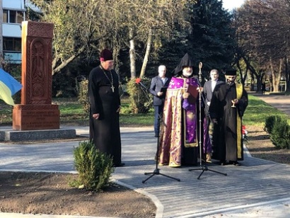 Ուկրաինական Ռիվնե քաղաքում տեղի է ունեցել հայ և ուկրաինացի ժողովուրդների անմեղ զոհերի հիշատակին նվիրված խաչքարի հանդիսավոր բացումը. ՖՈՏՈՌԵՊՈՐՏԱԺ, ՏԵՍԱՆՅՈՒԹ