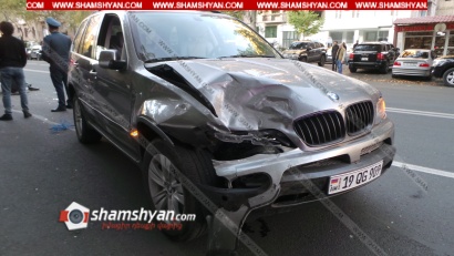 Ավտովթար Երևանում. բախվել են BMW X5-ը և Honda Fit-ը, վերջինս էլ բախվել է կայանված Porsche Cayenne-ին. կան վիրավորներ. ՖՈՏՈՌԵՊՈՐՏԱԺ, ՏԵՍԱՆՅՈՒԹ