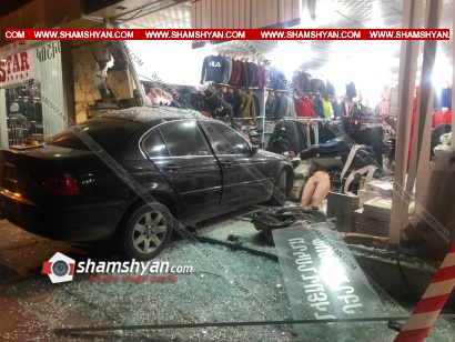 Կասկադյորական ավտովթար Գյումրիում. BMW-ն մխրճվել է հագուստի սրահի մեջ. կան վիրավորներ. սրահի ապակիները կոտրվել և գույքը վնասվել է. ՖՈՏՈՌԵՊՈՐՏԱԺ, ՏԵՍԱՆՅՈՒԹ