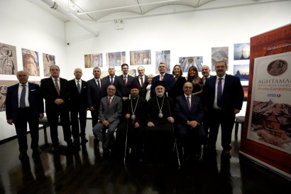Նյու Յորքում բացվել է Աղթամարի Սբ. Խաչ եկեղեցու լուսանկարների ցուցահանդեսը. ՖՈՏՈՌԵՊՈՐՏԱԺ