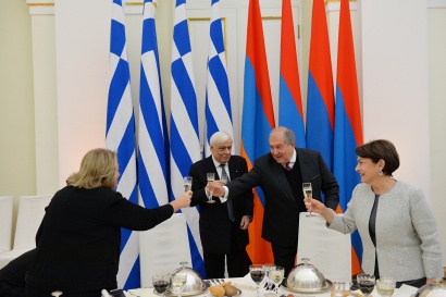 Նախագահ Արմեն Սարգսյանի և տիկին Նունե Սարգսյանի անունից տրվել է պաշտոնական ընթրիք ի պատիվ Հունաստանի նախագահ Պրոկոպիոս Պավլոպուլոսի և նրա տիկնոջ. ՖՈՏՈՌԵՊՈՐՏԱԺ