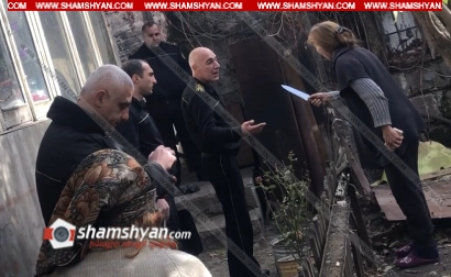 Լարված իրավիճակ Կոտայքի մարզում. հարկադիր կատարողները քանի օր է, փորձում են 83-ամյա տատիկին դուրս հանել սեփական տանից. նրա աղջիկը փորձել է ինքնավնասում կատարել. ՖՈՏՈՌԵՊՈՐՏԱԺ, ՏԵՍԱՆՅՈՒԹԵՐ