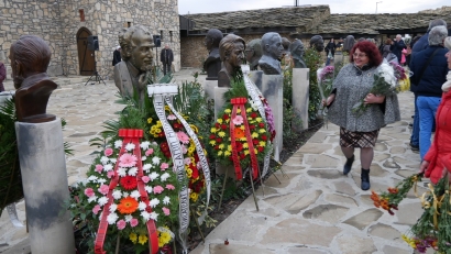 Բուլղարիայի Պլիսկա քաղաքում գտնվող Կիրիլյան տառերի թանգարանում տեղադրվել են հայազգի գրողների արձանները. ՖՈՏՈՌԵՊՈՏԱԺ
