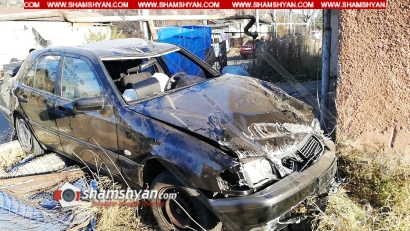 Խոշոր ավտովթար Լոռու մարզում. Mercedes-ը տապալել է գազատար խողովակները, այնուհետև բախվել բնակելի տան պատին. ՖՈՏՈՌԵՊՈՐՏԱԺ, ՏԵՍԱՆՅՈՒԹ