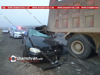 Խոշոր ավտովթար Արագածոտնի մարզում. Opel-ը, որը նոր էր մաքսազերծվել, մխրճվել է ավազով բարձված բեռնատարի մեջ. կա վիրավոր. օպերատիվ են գործել ոստիկաններն ու բժիշկները. ՖՈՏՈՌԵՊՈՐՏԱԺ, ՏԵՍԱՆՅՈՒԹ. ԼՐԱՑՎԱԾ