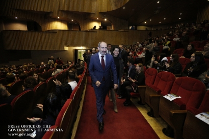 Վարչապետը տիկնոջ հետ ներկա է գտնվել «Թռիչք կկվի բնի վրայով» ներկայացմանը. ՖՈՏՈՌԵՊՈՐՏԱԺ