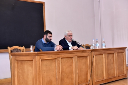 ԵՊՀ ռեկտորի ժամանակավոր պաշտոնակատար Գեղամ Գևորգյանը հանդիպել է դասախոսների ու ուսանողների հետ. ՖՈՏՈՌԵՊՈՐՏԱԺ