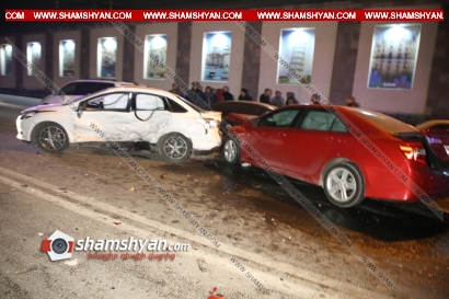 Խոշոր ավտովթար Երևանում․ բախվել են Toyota Camry-ն ու Ford-ը և կայանված BMW-ն. կա 4 վիրավոր․ ՖՈՏՈՌԵՊՈՐՏԱԺ, ՏԵՍԱՆՅՈՒԹ