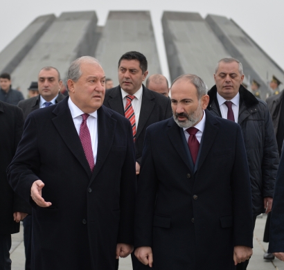 Ցեղասպանության հանցագործության զոհերի հիշատակի միջազգային օրվա կապակցությամբ նախագահն այցելել է Ծիծեռնակաբերդի հուշահամալիր. ՖՈՏՈՌԵՊՈՐՏԱԺ