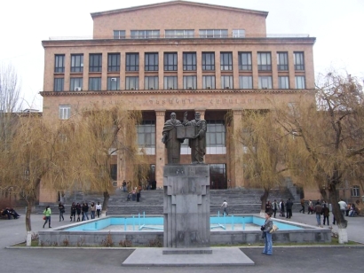 Կրակոցներ Երևանում. Երևանի պետական համալսարանի իրավաբանական ֆակուլտետի բակային հատվածում վիճաբանությունն ավարտվել է կրակոցներով. հայտնաբերվել են պարկուճներ