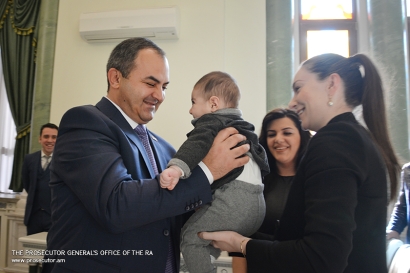 ՀՀ գլխավոր դատախազ Արթուր Դավթյանը հանդիպել է նախորդ տարվա ընթացքում զավակներ ունեցած՝ դատախազության համակարգի աշխատակիցներին. ՖՈՏՈՌԵՊՈՐՏԱԺ
