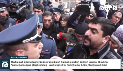 Լարված իրավիճակ՝ Կառավարության շենքի մոտ. զոհված զինծառայողի հարազատները հանդիպում են պահանջում վարչապետի հետ. ուղիղ. Tert.am
