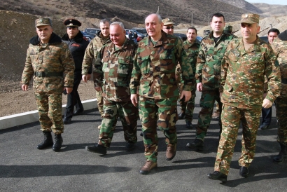 ԱՀ նախագահ Բակո Սահակյանը, հանրապետության պաշտպանական գերատեսչության ղեկավար, գեներալ-լեյտենանտ Կարեն Աբրահամյանի ուղեկցությամբ, աշխատանքային շրջայցով եղել է մի շարք զորամասերում. ՖՈՏՈՌԵՊՈՐՏԱԺ