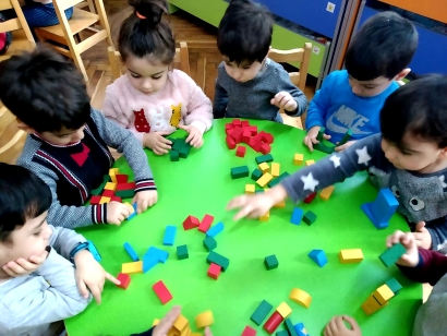 Ամանորյա տոների առիթով հոլանդական կազմակերպությունը բարեգործական նկատառումներով զարգացնող խաղալիքներ, գրքեր և գրենական պիտույքներ է ուղարկել Երևանի թիվ 152 մանկապարտեզին. ՖՈՏՈՌԵՊՈՐՏԱԺ