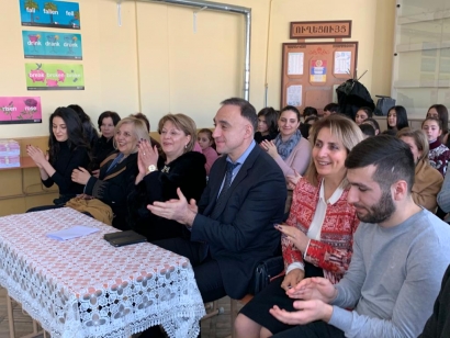 Երևանում «Դոմ Մոսկվի» մոսկովյան կենտրոնի նախաձեռնությամբ Սևանի Վ. Կարապետյանի անվան թիվ 3 հիմնական դպրոցում տեղի է ունեցել դասագրքերի հանձնման հանդիսավոր արարողություն. ՖՈՏՈՌԵՊՈՐՏԱԺ