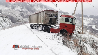 Արտակարգ իրավիճակ Լոռու մարզում. տեղացած ձյան ու ճանշինականների վատ աշխատանքի արդյունքում բեռնատարը մի կերպ է խուսափել ձորն ընկնելուց. ՖՈՏՈՌԵՊՈՐՏԱԺ, ՏԵՍԱՆՅՈՒԹ
