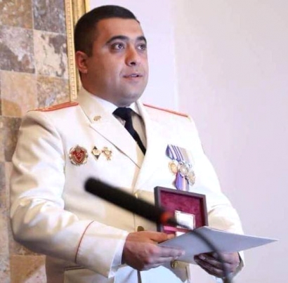 Հանրապետությունը ցնցած աղմկահարույց զինված ու դիմակավորված ավազակային հարձակումները բացահայտելու համար ՀՀ ոստիկանապետի ժամանակավոր պաշտոնակատար Արման Սարգսյանը պարգևատրել է Կոտայքի մարզի քննչական վարչության պետին