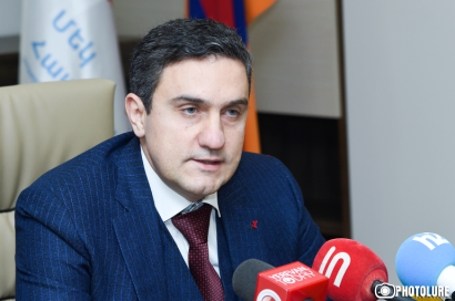 «ԱԺ ամբիոնը վերածվել է ներքին վախերի և հույզերի արտահայտման պատուհանի. այնտեղ մոտեցող յուրաքանչյուր անձ հիշում է իր հոգեվիճակի վրա հետք թողած միջադեպ և բնազդային պայքար սկսում դրա դեմ». Ա. Ղազինյան