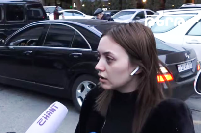 «Էրեբունի պլազա» մուտք գործած անձը զենքը պահել է հղի կնոջ վրա, մեկին պատանդ է վերցրել, պահանջել է Վիկտոր Սողոմոնյանին և փորձել է բարձրանալ Ռ. Քոչարյանի գրասենյակ. ականատես. ՏԵՍԱՆՅՈՒԹ. Tert.am