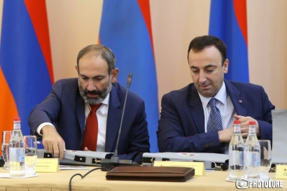Թե ինչպես է Հրայր Թովմասյանն իր գրիչը տալիս Նիկոլ Փաշինյանին. Aravot.am. ՏԵՍԱՆՅՈՒԹ