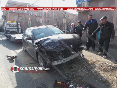 Խոշոր ավտովթար Երևանում. բախվել են Toyota-ն ու BMW-ն, Toyota-ն էլ տապալել է խաչմերուկը կարգավորող «սվետոֆորը». կա վիրավոր. ՖՈՏՈՌԵՊՈՐՏԱԺ