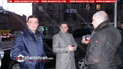 Զենքին նմանվող առարկայով ու դանակով դիմակավորված հարձակում Երևանի «Հայփոստ»-ի գրասենյակներից մեկում. ժամանել է Երևանի ոստիկանապետը. ՖՈՏՈՌԵՊՈՐՏԱԺ, ՏԵՍԱՆՅՈՒԹ