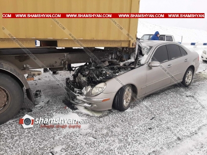 Խոշոր ավտովթար Շիրակի մարզում. Mercedes-ը Քեթիի ոլորաններում մխրճվել է բեռնատարի կցորդիչի մեջ. կան վիրավորներ. ՖՈՏՈՌԵՊՈՐՏԱԺ