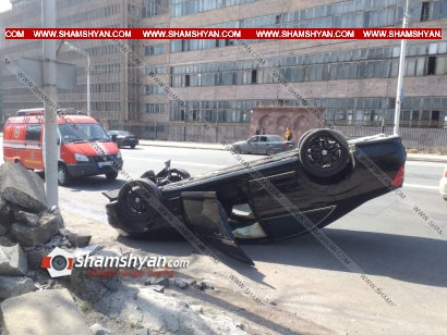 Խոշոր ավտովթար Երևանում. բախվել են Mercedes S 500-ն ու Opel Zafira-ն. Mercedes-ը բախվել է բետոնե հատվածին և գլխիվայր շրջվել. ՖՈՏՈՌԵՊՈՐՏԱԺ, ՏԵՍԱՆՅՈՒԹ