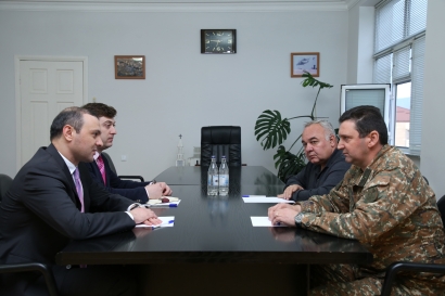 Անվտանգության խորհրդի քարտուղարը հանդիպել է Պաշտպանության բանակի հրամանատար, գեներալ-մայոր Ջալալ Հարությունյանի հետ. ՖՈՏՈՌԵՊՈՐՏԱԺ