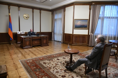 Նախագահ Սարգսյանն ընդունել է ԱԺ պաշտպանության և անվտանգության հարցերի մշտական հանձնաժողովի նախագահ Անդրանիկ Քոչարյանին