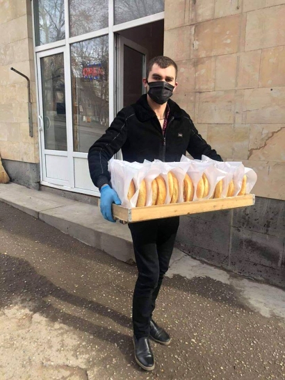 Եղեգնաձորում բարի ավանդույթները շարունակվում են. անհատ ձեռներեցը 1 շաբաթ շարունակ սոցիալապես անապահով ընտանիքներին անվճար հաց է մատակարարելու. ՖՈՏՈՌԵՊՈՐՏԱԺ