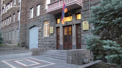 ԱԱԾ մեծ թվով ծառայողներ այցելել են Ոստիկանության բաժանմունք, թույլ չեն տալիս պետին, տեղակալին և օպերլիազորին դուրս գալ շենքից