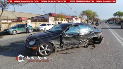 Ավտովթար Երևանում. բախվել են Mercedes-ն ու Toyota Camry-ն. ըստ ականատեսների, վթարի մեղավորը եղել է Ford Transit-ը. ՖՈՏՈՌԵՊՈՐՏԱԺ, ՏԵՍԱՆՅՈՒԹ
