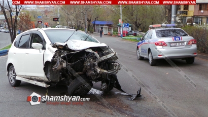 Խոշոր ավտովթար Երևանում. Honda Fit-ը բախվել է բազալտե եզրաքարերին, այնուհետև՝ էլեկտրասյանը. կա վիրավոր. ՖՈՏՈՌԵՊՈՐՏԱԺ, ՏԵՍԱՆՅՈՒԹ