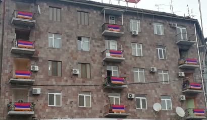 Կոմիտաս 3 շենքի պատշգամբները ձևավորվել են եռագույն դրոշներով