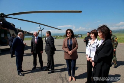 Բակո Սահակյանն ու Արայիկ Հարությունյանը օդանավակայանում դիմավորել են Նիկոլ Փաշինյանին և Աննա Հակոբյանին