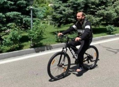 Ավտո քշելու հավեսը Արփիի հեծանիվից ա հանում. Արարատ Միրզոյանի կինը լուսանկար է հրապարակել