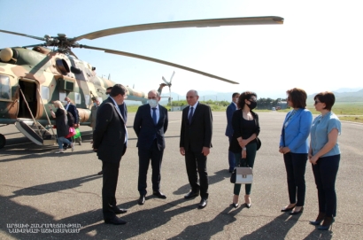 Բակո Սահակյանը և Արայիկ Հարությունյանը Ստեփանակերտի օդանավակայանում դիմավորել են Նիկոլ Փաշինյանին