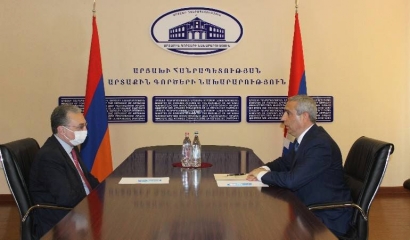 Զոհրաբ Մնացականյանը հանդիպել է Մասիս Մայիլյանի հետ