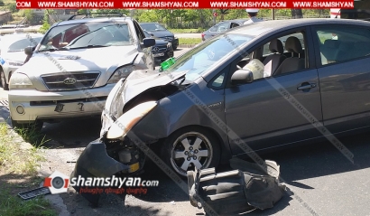 Ավտովթար Երևանում. Toyota-ն բախվել է կայանված Jeep-ին, այնուհետև անցել գազոնի վրայով, հայտնվել հանդիպակաց գոտում և բախվել Kia Sorento-ին. կա վիրավոր. ՖՈՏՈՌԵՊՈՐՏԱԺ, ՏԵՍԱՆՅՈՒԹ