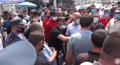 «Փաշինյանին վարչապետ դարձնելու համար ծեծվել ենք, հիմա մեզ ուզում է սպանե՞լ». ոստիկանները ցանկանում են փակել «Մեյմանդարի» շուկան. գյուղացիներն ընդդիմանում են. ուղիղ. Tert.am