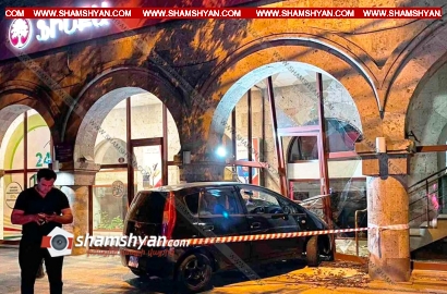 Երևանում Mitsubishi Gold-ը մխրճվել է «ՖԻՆՔԱ» ՈՒՎԿ-ի գրասենյակի տարածք՝ կոտրելով ապակիները. ՖՈՏՈՌԵՊՈՐՏԱԺ, ՏԵՍԱՆՅՈՒԹ