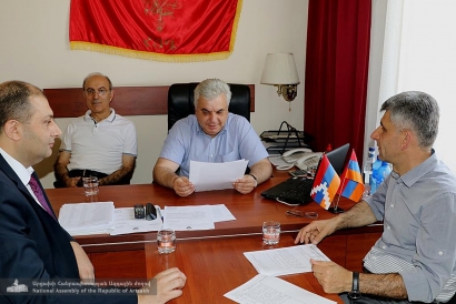 Արցախի ԱԺ խմբակցությունները հանդիպել են գլխավոր դատախազի թեկնածուին. ՖՈՏՈՌԵՊՈՐՏԱԺ
