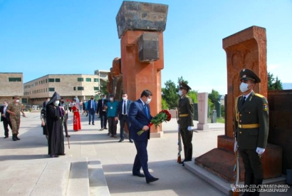 Արցախի նախագահը ծաղիկներ է դրել անհայտ կորած ազատամարտիկների հուշարձանին