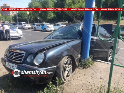 Ավտովթար Երևանում. 29-ամյա վարորդը Mercedes-ով ժողովրդին հայտնի «Քանդած մոստի» մոտ բախվել է էլեկտրասյանը. վիրավորին ավտոմեքենայից դուրս է բերել ՃՈ տեսուչը. ՖՈՏՈՌԵՊՈՐՏԱԺ, ՏԵՍԱՆՅՈՒԹ