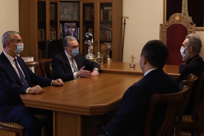 Զոհրաբ Մնացականյանը հանդիպել է Արցախի թեմի առաջնորդի հետ